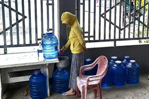 Người dân xã Phan Hòa phải mua nước đóng bình về sử dụng