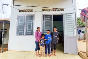 Gia đình chị Nglanh (thôn Bruk Ngol, phường Yên Thế, TP Pleiku, tỉnh Gia Lai) bên căn nhà được hỗ trợ 