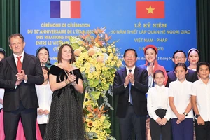 Chủ tịch UBND TPHCM Phan Văn Mãi và bà Emmanuelle Pavillon-Grosser, Tổng Lãnh sự Pháp tại lễ kỷ niệm 50 năm quan hệ ngoại giao Việt Nam - Pháp. Ảnh: VIỆT DŨNG