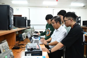 Sinh viên ngành Điện tử viễn thông Trường ĐH Quốc tế trong giờ thực hành