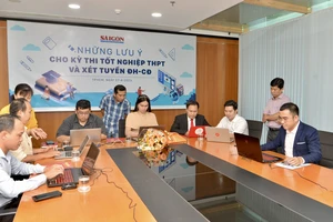 Các khách mời, chuyên gia tuyển sinh đang tham gia giao lưu trực tuyến tại Tòa nhà Báo Sài Gòn Giải Phóng. Ảnh: CAO THĂNG