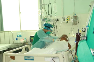 Bệnh nhân mắc Covid-19 nặng đang điều trị tại Bệnh viện Chợ Rẫy. (Ảnh chụp ngày 26-4)