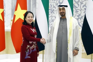 Tổng thống UAE Sheikh Mohamed bin Zayed Al Nahyan đón Phó Chủ tịch nước Võ Thị Ánh Xuân. Ảnh: TTXVN