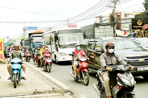 Giao thông trên quốc lộ 1A đoạn gần Ngã tư Vũng Tàu (tỉnh Đồng Nai) bị ùn ứ nhiều giờ trong chiều 3-5. Ảnh: HOÀNG BẮC