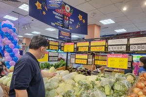 Người tiêu dùng chọn mua rau củ giảm giá tại Co.opmart