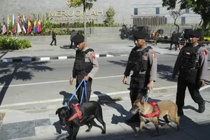 Cảnh sát Indonesia kiểm tra an ninh khách sạn tại Labuan Bajo, nơi diễn ra Hội nghị Cấp cao ASEAN lần thứ 42. Ảnh: AP