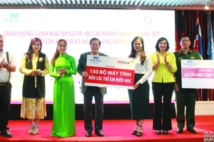 HDBank trao kinh phí mua 150 bộ máy tính và xây dựng 20 căn nhà tình thương cho TP. Hồ Chí Minh năm 2022
