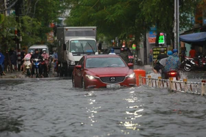 Đường Nguyễn Văn Khối (quận Gò Vấp, TPHCM) ngập nặng sau trận mưa ngày 21-5. Ảnh: THANH HẢI