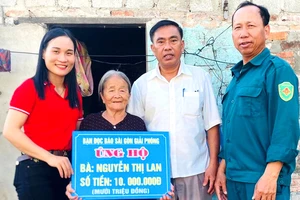 Trao 10 triệu đồng của bạn đọc Báo SGGP giúp bà Nguyễn Thị Lan (thị xã Hồng Lĩnh, Hà Tĩnh). Ảnh: DƯƠNG QUANG