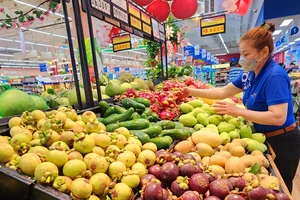 Nhiều loại trái cây mùa hè giảm giá mạnh tại Co.opmart