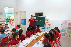 Trẻ làm quen chữ viết tại Trường Mầm non Tân Đông (TP Thủ Đức, TPHCM) 