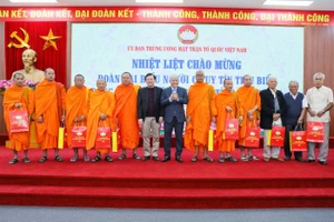  Chủ tịch Ủy ban Trung ương MTTQ Việt Nam Đỗ Văn Chiến (đứng giữa) gặp mặt người có uy tín tiêu biểu tỉnh Sóc Trăng