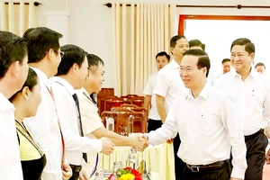 Chủ tịch nước Võ Văn Thưởng với các cán bộ chủ chốt tỉnh Ninh Thuận. Ảnh: TTXVN