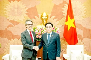 Chủ tịch Quốc hội Vương Đình Huệ tiếp Đại sứ, Trưởng Phái đoàn Liên minh châu Âu (EU) tại Việt Nam Giorgio Aliberti. ẢNh: VIẾT CHUNG