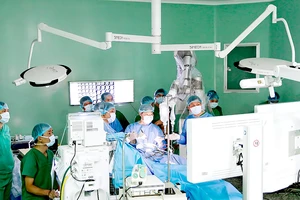 Một ca phẫu thuật bằng robot tại Bệnh viện Nhân dân 115