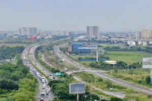 Đường dẫn cao tốc TPHCM - Long Thành - Dầu Giây vào đường Mai Chí Thọ luôn đông xe. Ảnh: HOÀNG HÙNG