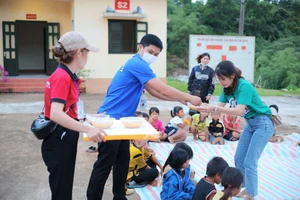 Các nhân viên của Cà Mèn đồng hành cùng chương trình Nồi cháo yêu thương do Câu lạc bộ Heo đất Quảng Trị tổ chức tại xã A Vao, huyện Đakrông, tỉnh Quảng Trị vào tháng 7-2022
