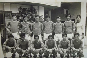 Cựu tuyển thủ Phan Kim Lân (hàng đứng, thứ 3 từ phải sang) cùng đội bóng Công nhân Nghĩa Bình năm 1978. Ảnh: NVCC