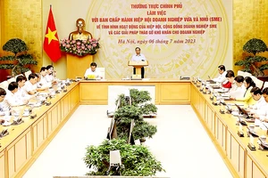 Thủ tướng Phạm Minh Chính chủ trì làm việc với Hiệp hội Doanh nghiệp vừa và nhỏ. Ảnh: TTXVN