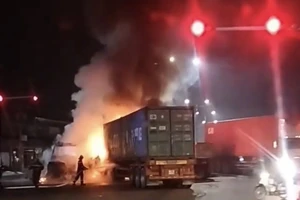 Bình Dương: Hai xe container đấu đầu, bốc cháy ngùn ngụt