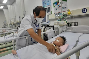 Bác sĩ Bệnh viện Nhi đồng 1 thăm khám cho bệnh nhân mắc tay chân miệng nặng