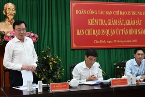 Đồng chí Lê Hồng Sơn cùng đoàn công tác Ban Chỉ đạo 35 Trung ương kiểm tra, giám sát, khảo sát Ban Chỉ đạo 35 Quận ủy quận Tân Bình
