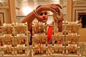  Một cửa hàng bán vàng tại Ấn Độ