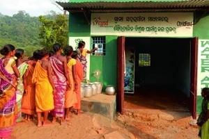 Xếp hàng chờ rút tiền mặt ở ATM tại làng Chilipadar, bang Orissa, Ấn Độ