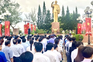 Lãnh đạo TP Cần Thơ và đông đảo cán bộ đến dâng hương viếng Tượng đài Bác Hồ tại Công viên Bến Ninh Kiều sáng 27-7