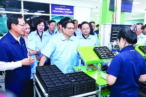 Thủ tướng Phạm Minh Chính thăm dây chuyền sản xuất của Công ty TNHH Samsung Electronics Việt Nam tại Khu công nghiệp Yên Phong, tỉnh Bắc Ninh, sáng 30-7. Ảnh: VIẾT CHUNG