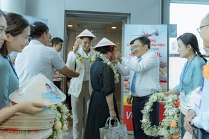 Lãnh đạo Thừa Thiên Huế chào mừng những hành khách Hàn Quốc đầu tiên đến Huế qua Cảng hàng không quốc tế Phú Bài