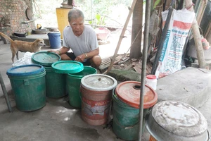 Ông Phan Thanh Ân (thôn Làng Mới, xã Vượng Lộc, huyện Can Lộc, tỉnh Hà Tĩnh) dùng vật dụng che kín thùng để tránh bụi đá