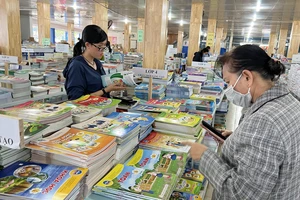 Phụ huynh mua sách giáo khoa năm học 2023-2024 tại một nhà asch1 ở TPHCM. Ảnh: CAO THĂNG