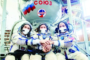 Phi hành gia Nga và Mỹ hợp tác làm việc trên ISS