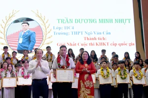 Trao giải thưởng Trương Vĩnh Ký cho học sinh học giỏi, xuất sắc