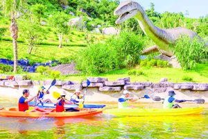 Khu du lịch suối khoáng nóng Núi Thần Tài (huyện Hòa Vang, TP Đà Nẵng) đưa vào hạng mục chèo thuyền Kayak. Ảnh: XUÂN QUỲNH