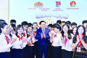 Chủ tịch Quốc hội Vương Đình Huệ cùng các đại biểu dự phiên họp giả định Quốc hội trẻ em lần thứ nhất năm 2023. Ảnh: TTXVN