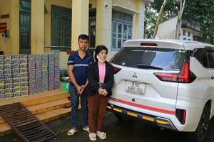 Nguyễn Minh Tâm và Trần Thị Tuyết Hồng cùng tang vật bị thu giữ 