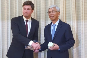 Phó Chủ tịch UBND TPHCM Võ Văn Hoan và Phó Thị trưởng thành phố Tempere Ilkka Sasi trao đổi quà lưu niệm 
