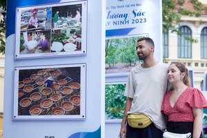 Du khách nước ngoài tham gia gian hàng Ngày Tây Ninh tại Hà Nội