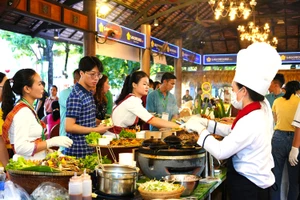 Khách thưởng thức đặc sản tại lễ hội do Saigontourist Group tổ chức