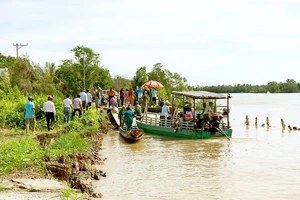 Tuyến đường từ xã Tân Tiến về xã Nguyễn Huân (huyện Đầm Dơi, tỉnh Cà Mau) bị sạt lở xuống sông. Ảnh: TẤN THÁI