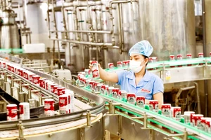 Hoạt động sản xuất tại Công ty TNHH SX&TM Tân Quang Minh - BIDRICO, KCN Vĩnh Lộc huyện Bình Chánh. Ảnh: HOÀNG HÙNG