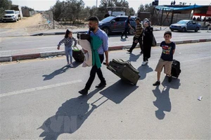 Công dân nước ngoài rời Gaza đến Ai Cập 