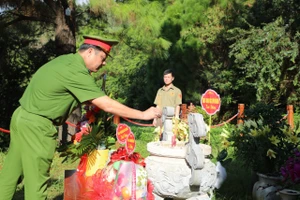 Đoàn công tác Công an TPHCM thăm các di tích lịch sử tại Quảng Trị - Quảng Bình - Hà Tĩnh