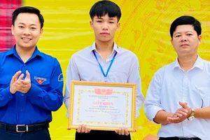 Huyện đoàn Hương Khê (tỉnh Hà Tĩnh) trao tặng giấy khen cho em Phạm Đình Thắng