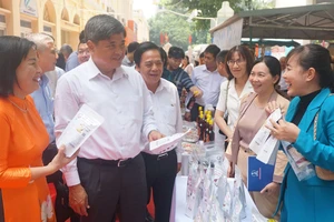 Thứ trưởng Bộ NN-PTNT Trần Thanh Nam tham quan một gian hàng triển lãm sản phẩm OCOP được tổ chức tại TPHCM vào tháng 9-2023. Ảnh: HỒNG THẮM