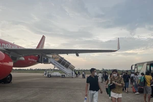 Hành khách đáp chuyến bay xuống sân bay Buôn Ma Thuột (tỉnh Đắk Lắk). Ảnh: THANH HẢI