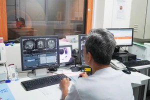 Kỹ thuật viên Bệnh viện Chợ Rẫy chụp MRI cho người bệnh