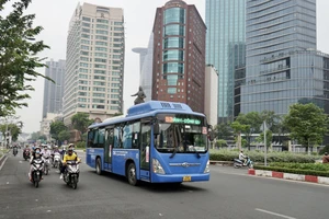 Xe buýt chạy bằng khí nén CNG trên tuyến đường Tôn Đức Thắng, quận 1, TPHCM. Ảnh: HOÀNG HÙNG
